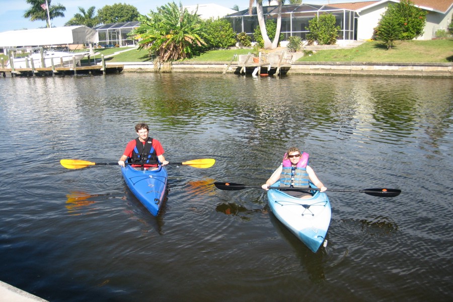 ../image/bill and julie kayak the canal.jpg
